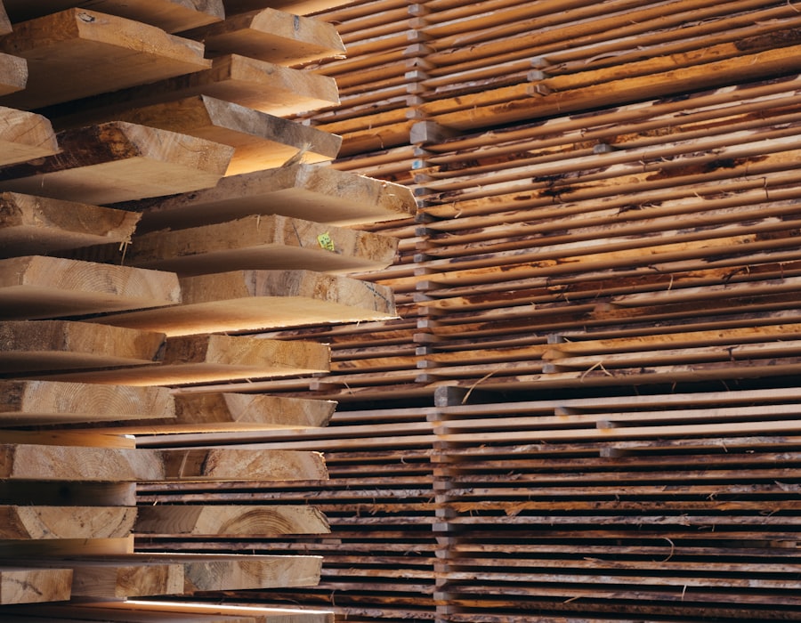 Planches et sciages de bois empilés